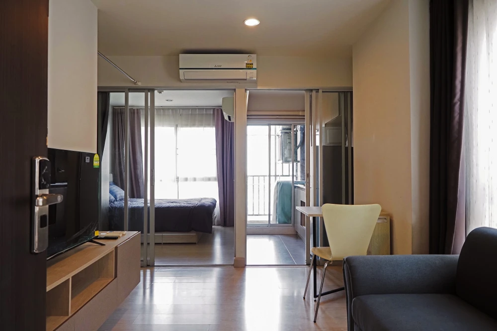 ให้เช่า Niche ID Sukhumvit 113 ห้องมุม ผนังไม่ติดห้องอื่นทั้ง 4 ด้านเป็นส่วนตัว วิวสระน้ำ เฟอร์ครบ พร้อมอยู่