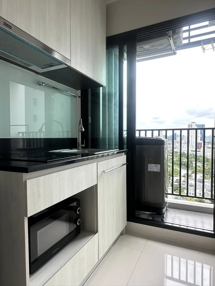 For rent: Niche MONO Mega Space Bangna, 24th floor, condo pool view and lake side village view, fully furnished, interested, reserve now.