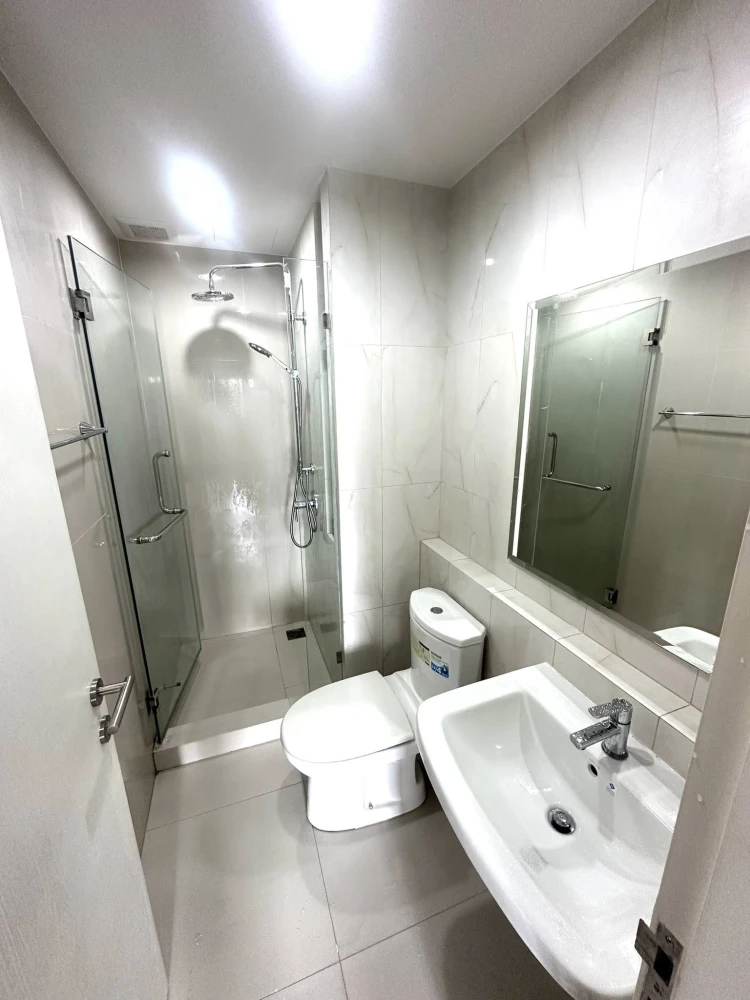 For rent: Niche MONO Mega Space Bangna, 24th floor, condo pool view and lake side village view, fully furnished, interested, reserve now.