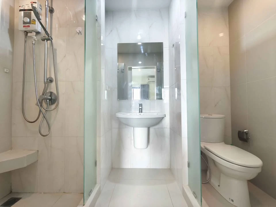 For rent: Niche Mono Mega Space Bangna. Very high floor unit, well-partitioned, fully furnished, and ready to move in.