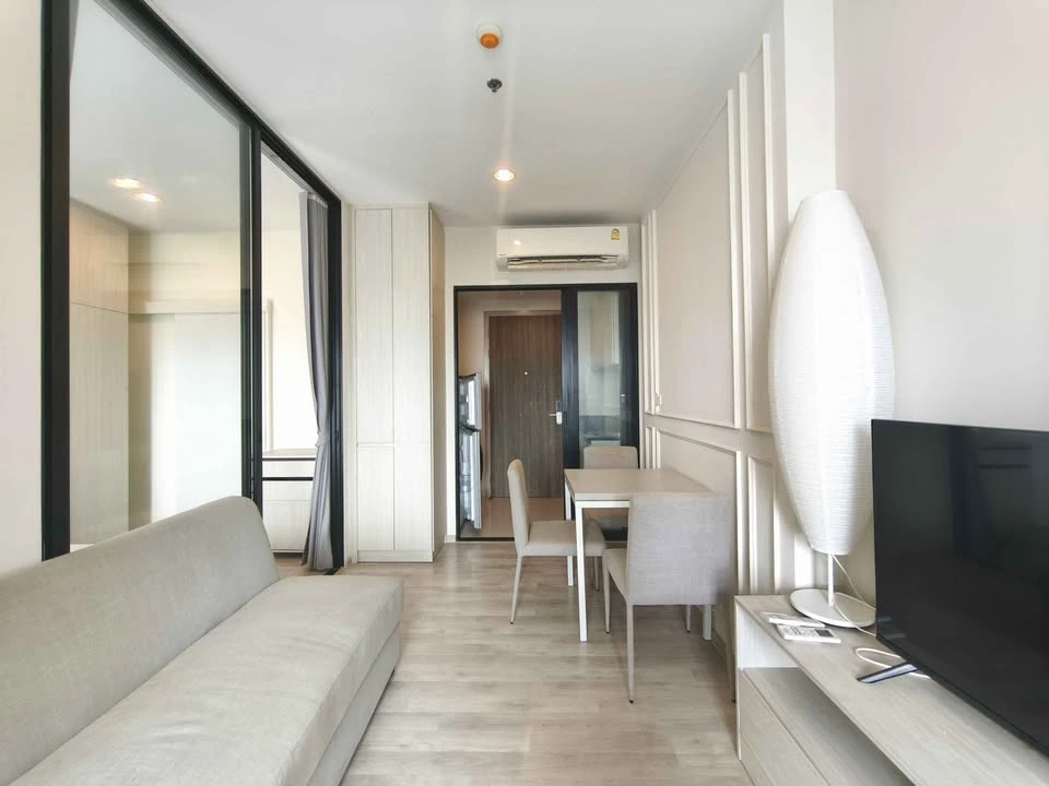 For rent: Niche Mono Mega Space Bangna. Very high floor unit, well-partitioned, fully furnished, and ready to move in.