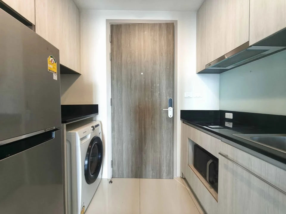 For rent: Niche Mono Mega Space Bangna. Very high floor unit, well-partitioned, fully furnished, and ready to move in.