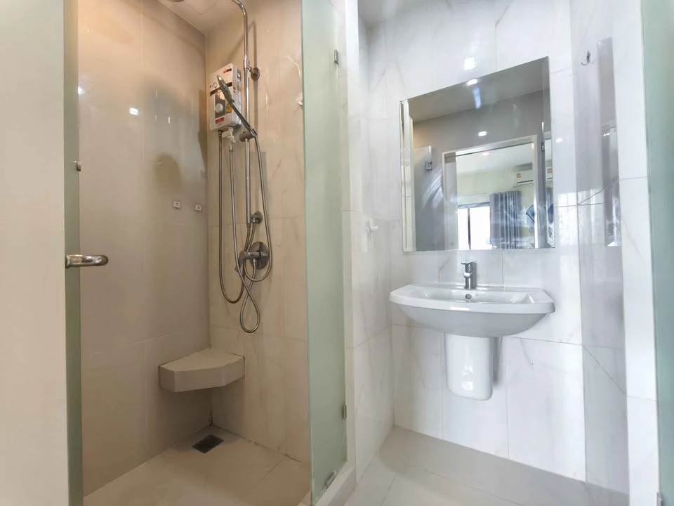 For rent: Niche Mono Mega Space Bangna. Very high floor unit, well-partitioned, fully furnished, and ready to move in.