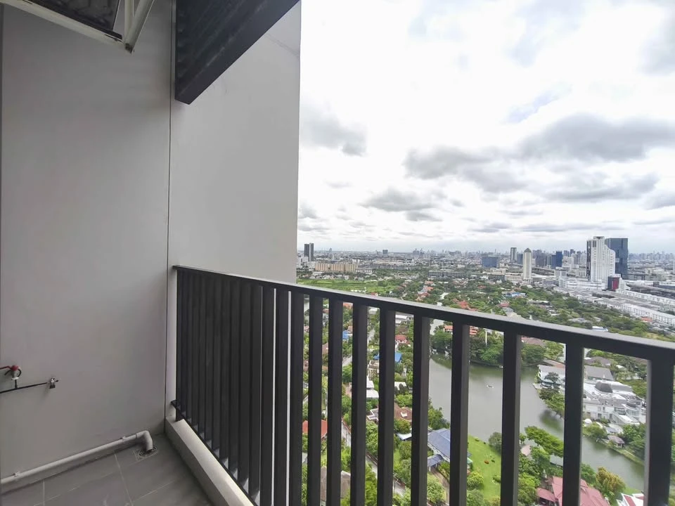 For rent: Niche Mono Mega Space Bangna. Very high floor unit, well-partitioned, fully furnished, and ready to move in.