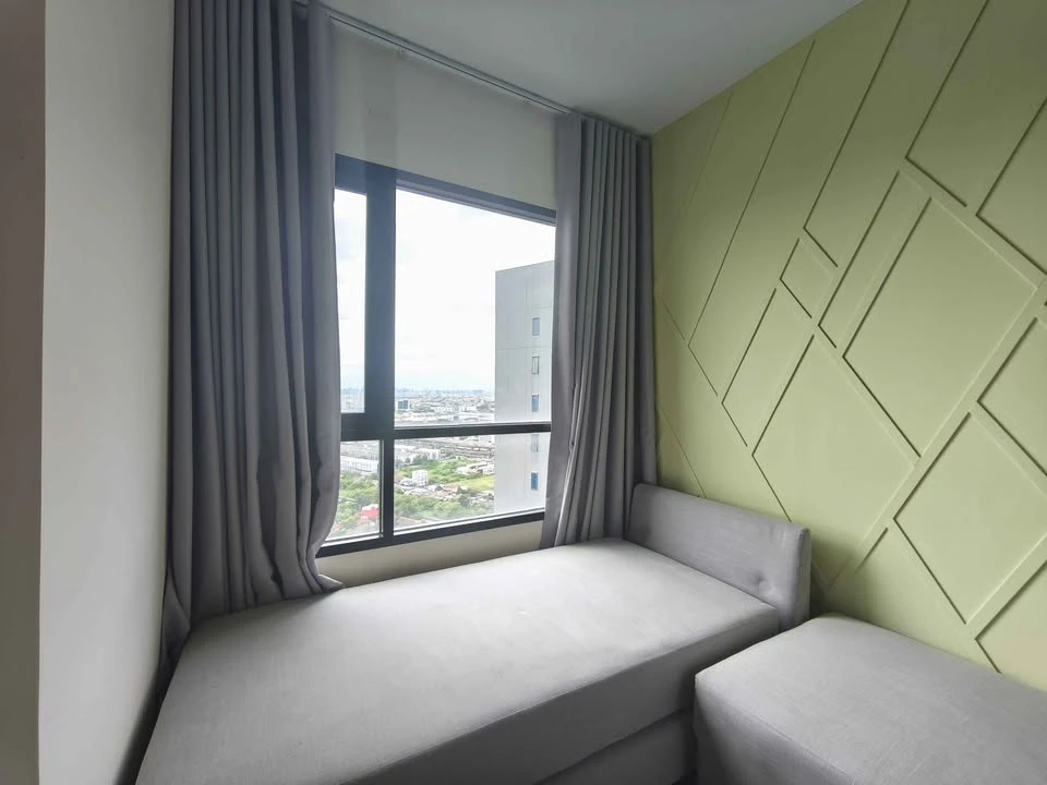 For rent: Niche Mono Mega Space Bangna. Very high floor unit, well-partitioned, fully furnished, and ready to move in.