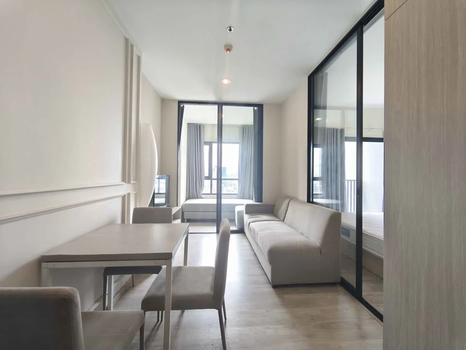 For rent: Niche Mono Mega Space Bangna. Very high floor unit, well-partitioned, fully furnished, and ready to move in.