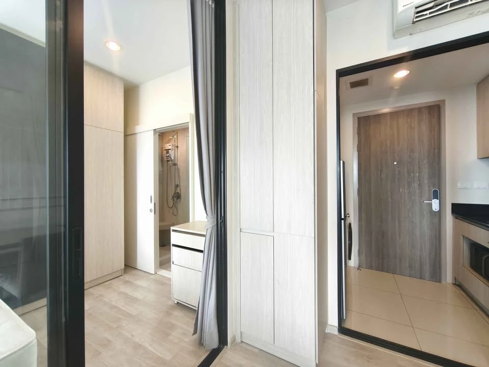 For rent: Niche Mono Mega Space Bangna. Very high floor unit, well-partitioned, fully furnished, and ready to move in.