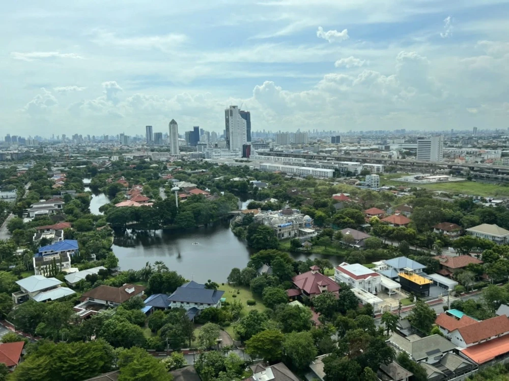 For rent: Niche Mono Mega Space, 24th floor, very high, great breeze, room with swimming pool view. You will regret it if you miss it.