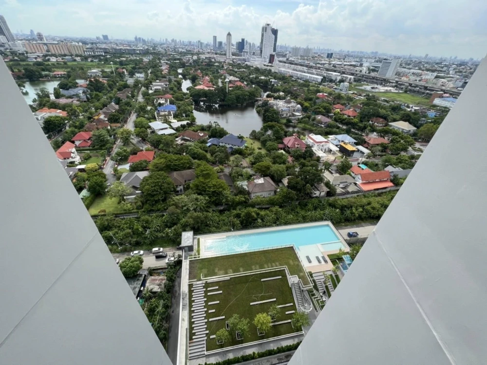 For rent: Niche Mono Mega Space, 24th floor, very high, great breeze, room with swimming pool view. You will regret it if you miss it.