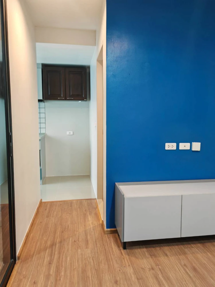 For rent: NICHE MONO RAMA 9, a room with cool tones, very comfortable to the eyes, with a clear and open city view. You can't miss booking it.