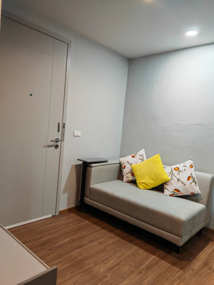 For rent: NICHE MONO RAMA 9, a room with cool tones, very comfortable to the eyes, with a clear and open city view. You can't miss booking it.
