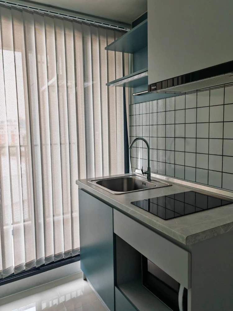 For rent: NICHE MONO RAMA 9, a room with cool tones, very comfortable to the eyes, with a clear and open city view. You can't miss booking it.
