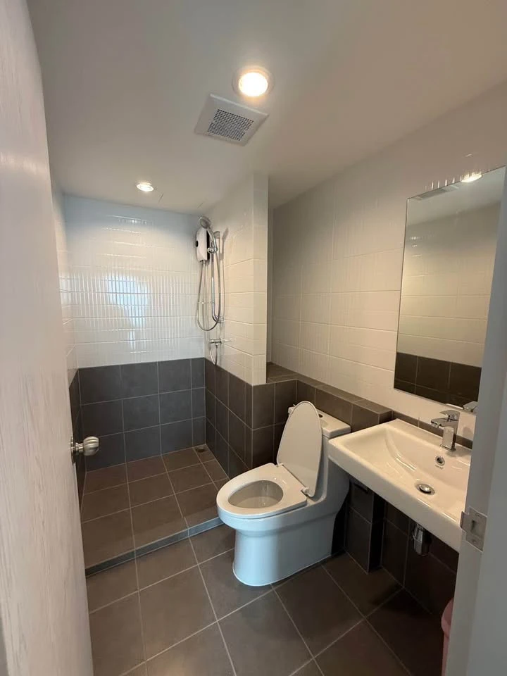 For rent: Niche Mono Rama 9, a lovely room with complete furniture and appliances. Just bring your belongings and move in. Don't miss out!