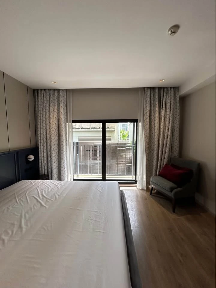 For rent: Noble Above Wireless-Ruamrudee. Very spacious room, fully equipped with high-end amenities.