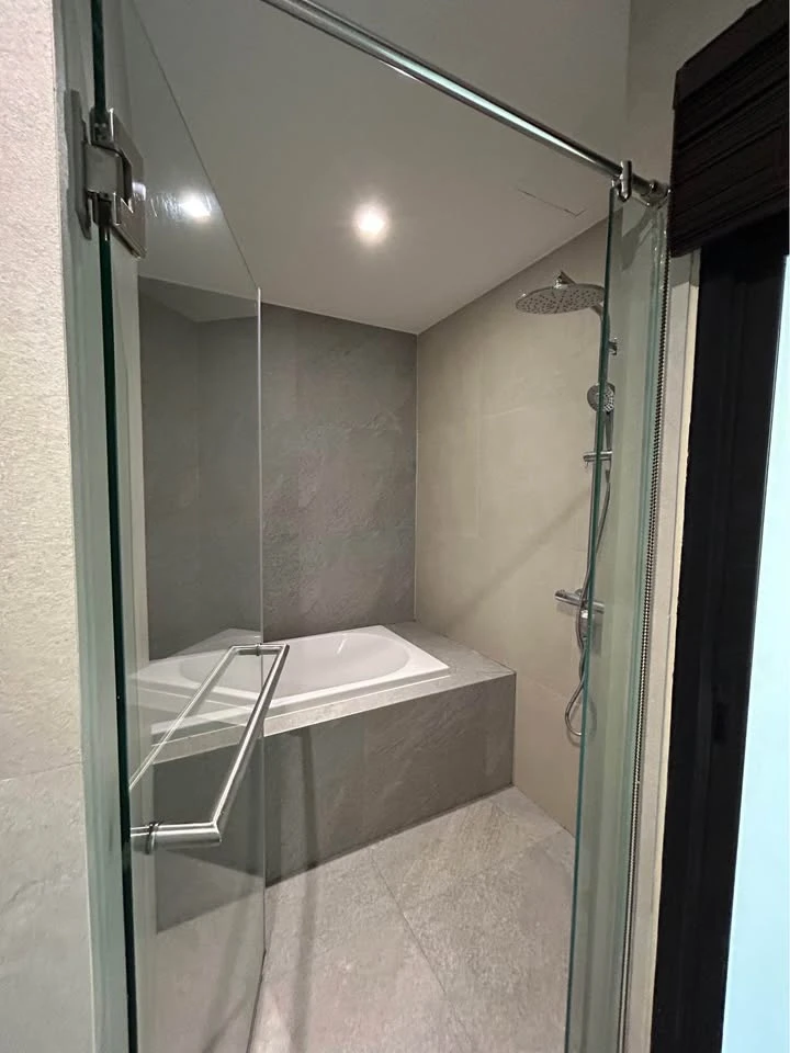For rent: Noble Above Wireless-Ruamrudee. Very spacious room, fully equipped with high-end amenities.