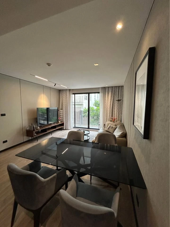 For rent: Noble Above Wireless-Ruamrudee. Very spacious room, fully equipped with high-end amenities.