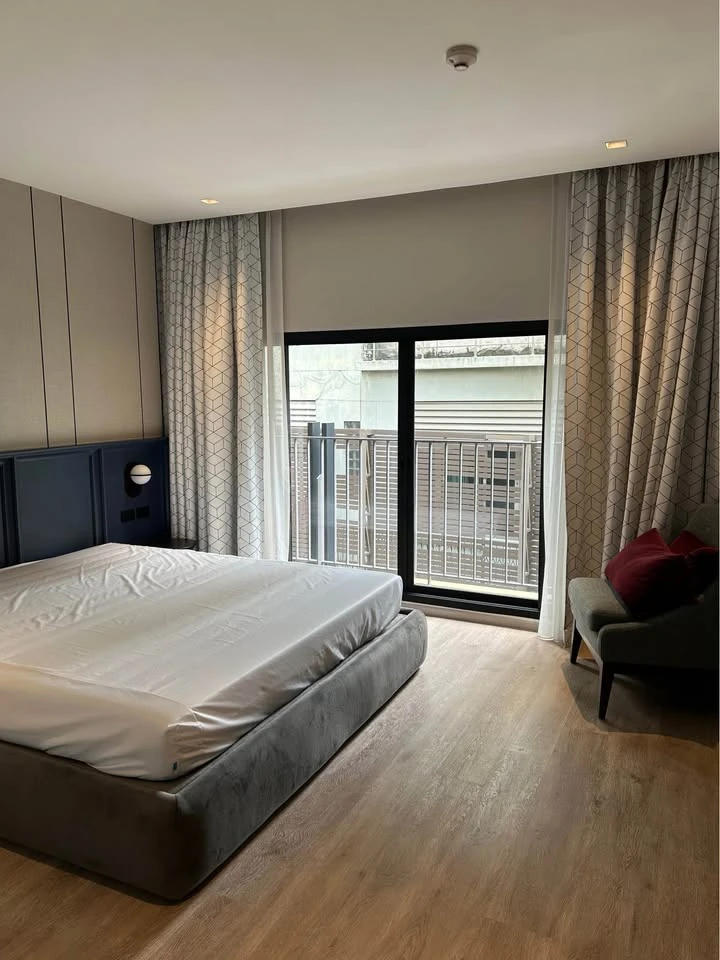 For rent: Noble Above Wireless-Ruamrudee. Very spacious room, fully equipped with high-end amenities.