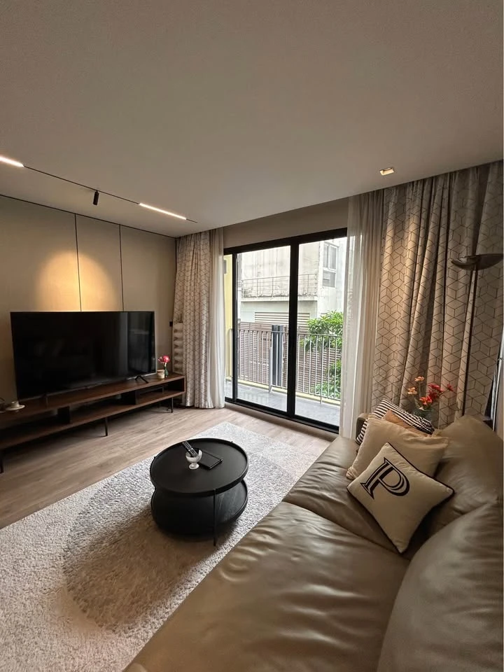 For rent: Noble Above Wireless-Ruamrudee. Very spacious room, fully equipped with high-end amenities.
