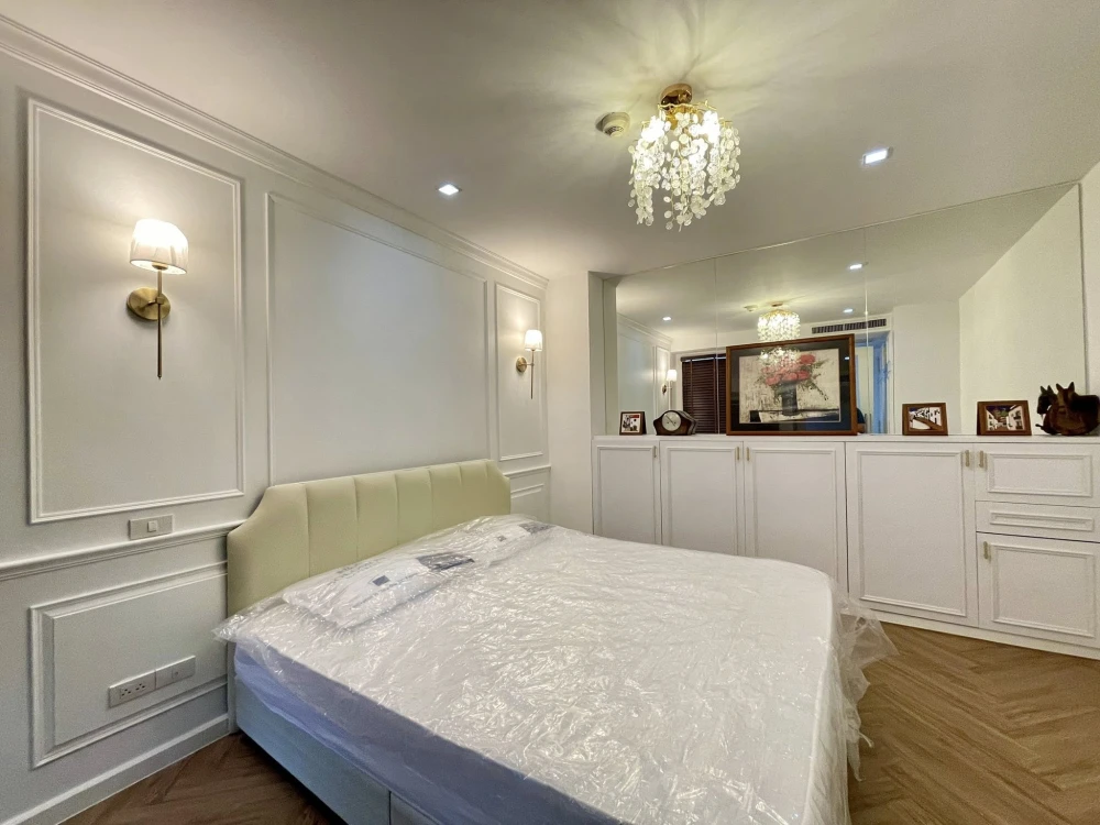 For rent: Noble Ambience Sarasin, a lovely room with built-in walls and amazing furniture. You can see the view of Lumpini Park. Don't miss it. images