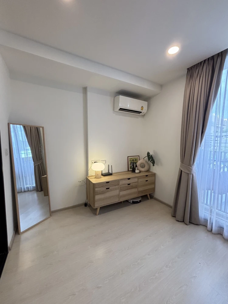 For rent: Noble Ambience Sukhumvit 42, decorated in warm tones, good location, beautiful view, not blocked, don't miss it.