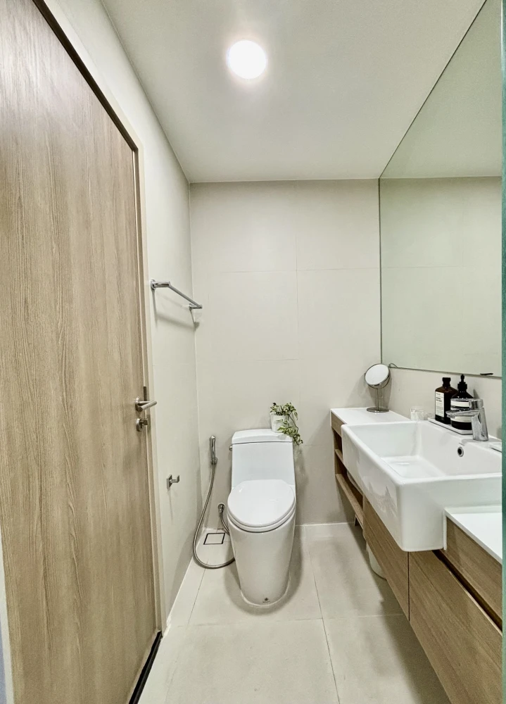 For rent: Noble Ambience Sukhumvit 42, decorated in warm tones, good location, beautiful view, not blocked, don't miss it.