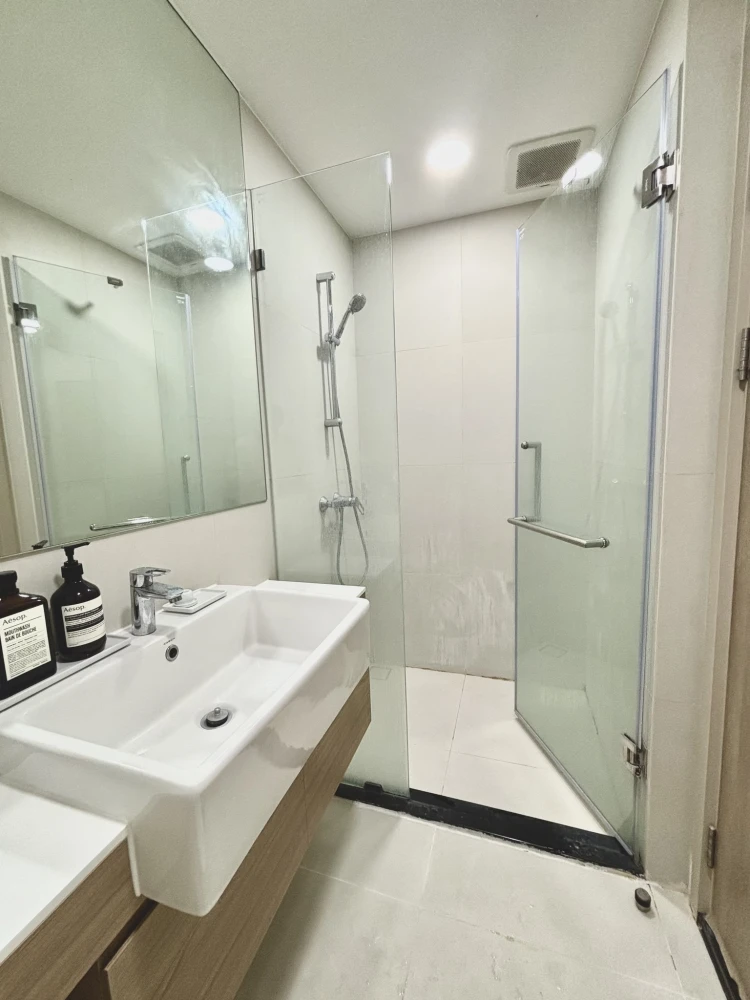 For rent: Noble Ambience Sukhumvit 42, decorated in warm tones, good location, beautiful view, not blocked, don't miss it.
