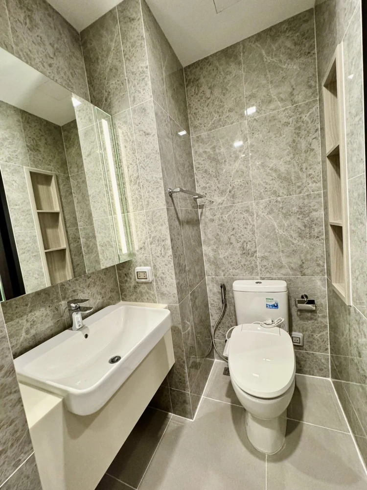 For rent: Noble Around Ari, 28th floor, very high, with a clear, comfortable city view. Ready to move in with your bags.