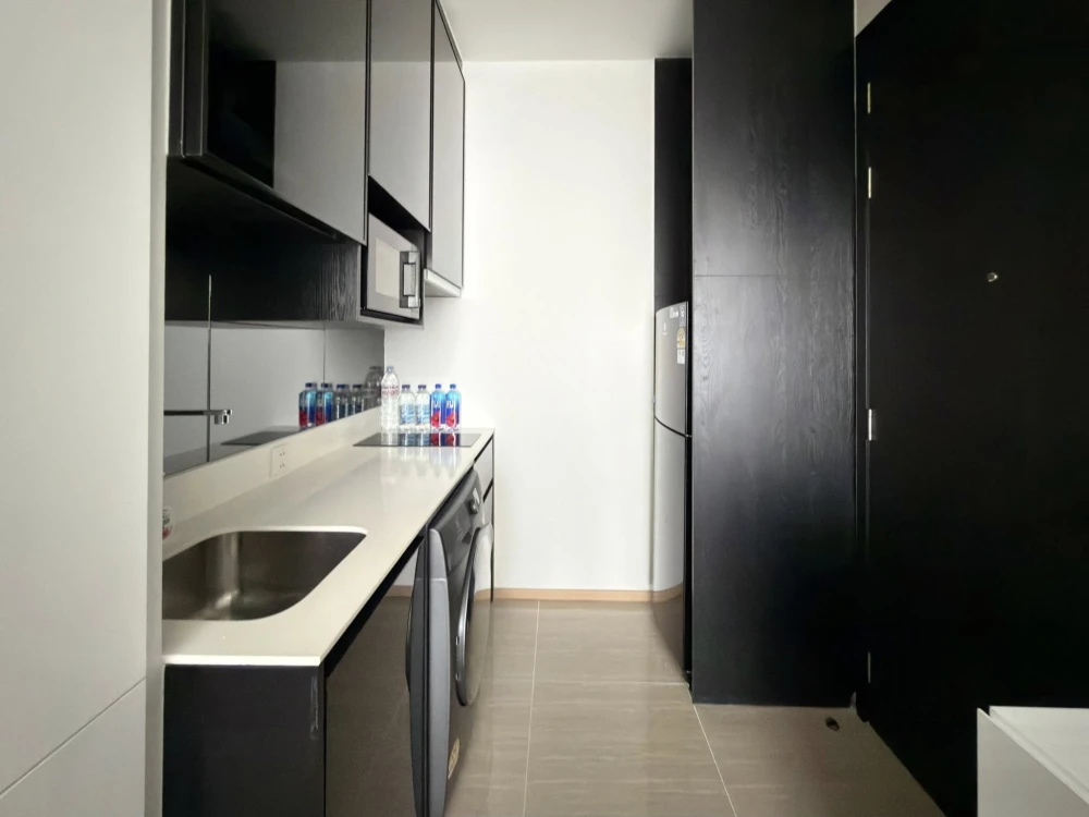 Noble Around Ari condo for rent. Fully furnished with built-in furniture throughout, in a minimalist white style. Ample storage space. Book now to sec