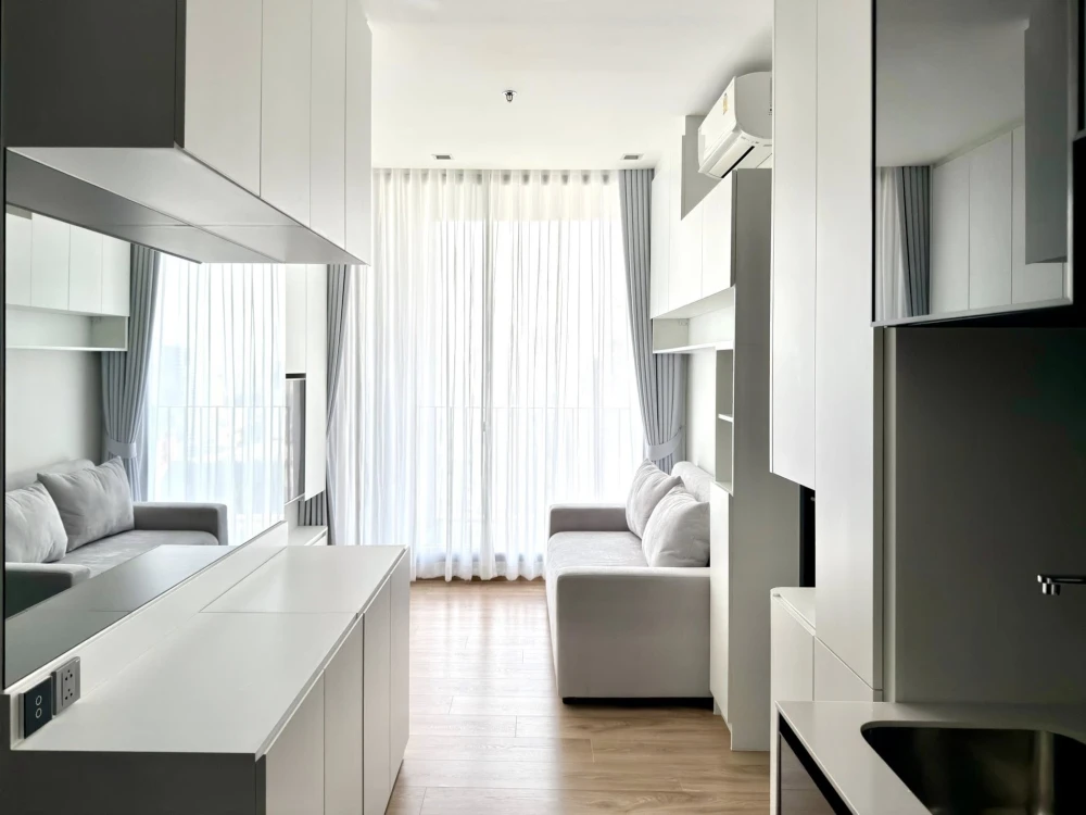 Noble Around Ari condo for rent. Fully furnished with built-in furniture throughout, in a minimalist white style. Ample storage space. Book now to sec