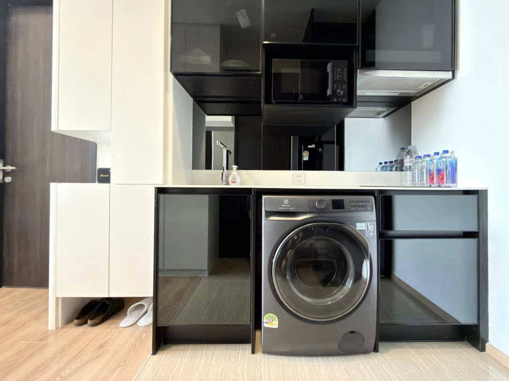 Noble Around Ari condo for rent. Fully furnished with built-in furniture throughout, in a minimalist white style. Ample storage space. Book now to sec