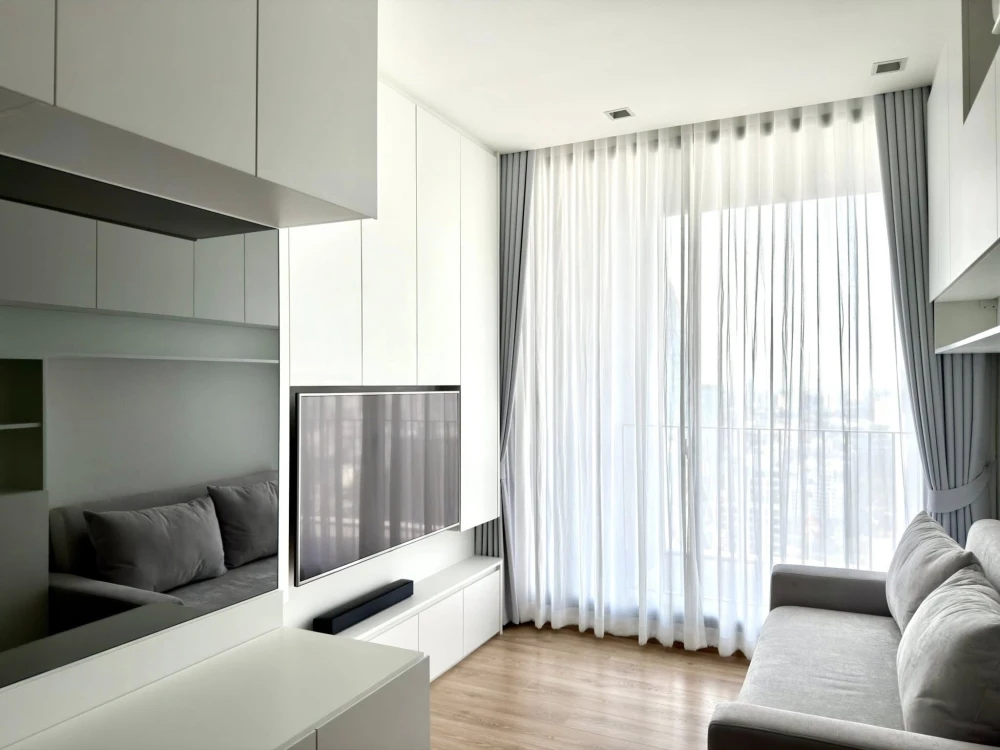 Noble Around Ari condo for rent. Fully furnished with built-in furniture throughout, in a minimalist white style. Ample storage space. Book now to sec
