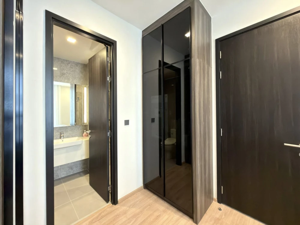 Noble Around Ari condo for rent. Fully furnished with built-in furniture throughout, in a minimalist white style. Ample storage space. Book now to sec