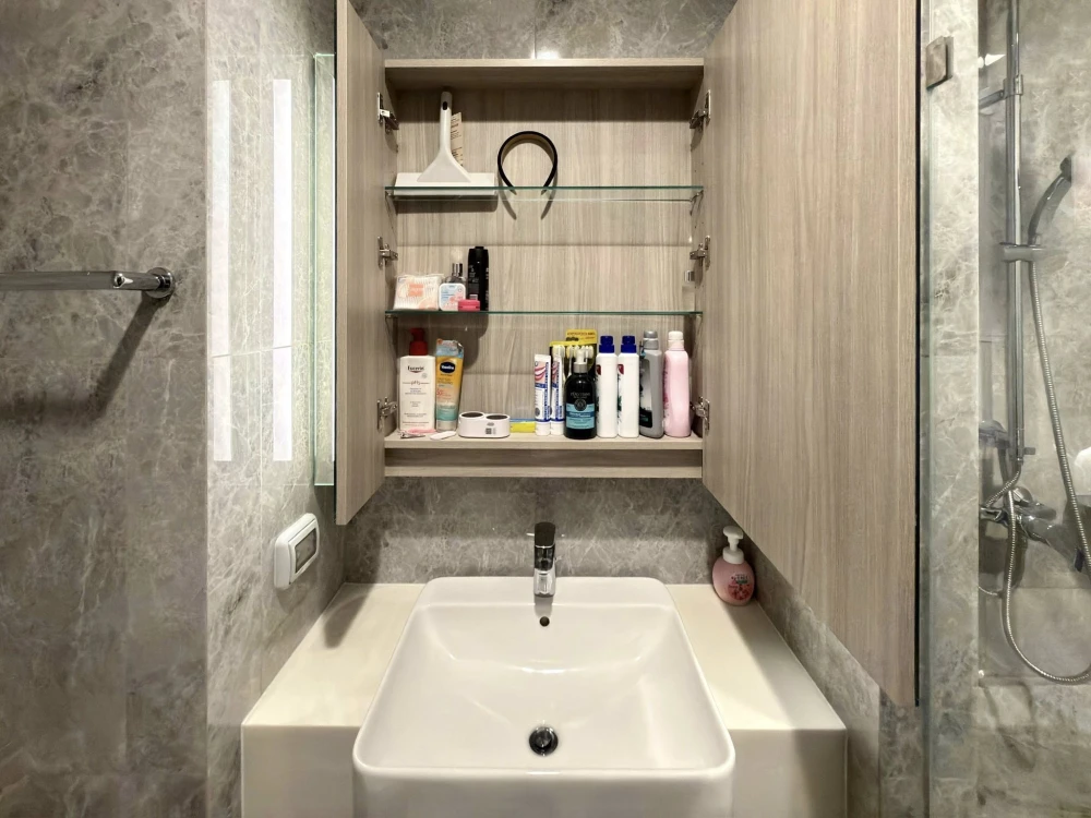 Noble Around Ari condo for rent. Fully furnished with built-in furniture throughout, in a minimalist white style. Ample storage space. Book now to sec