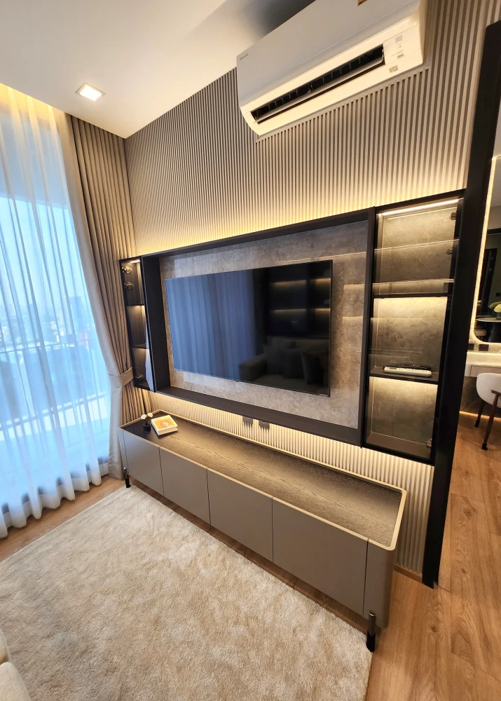 For rent: Noble Around Ari, high floor unit, beautifully decorated with built-in furniture, offering stunning views of the Pearl Bangkok skyscraper in