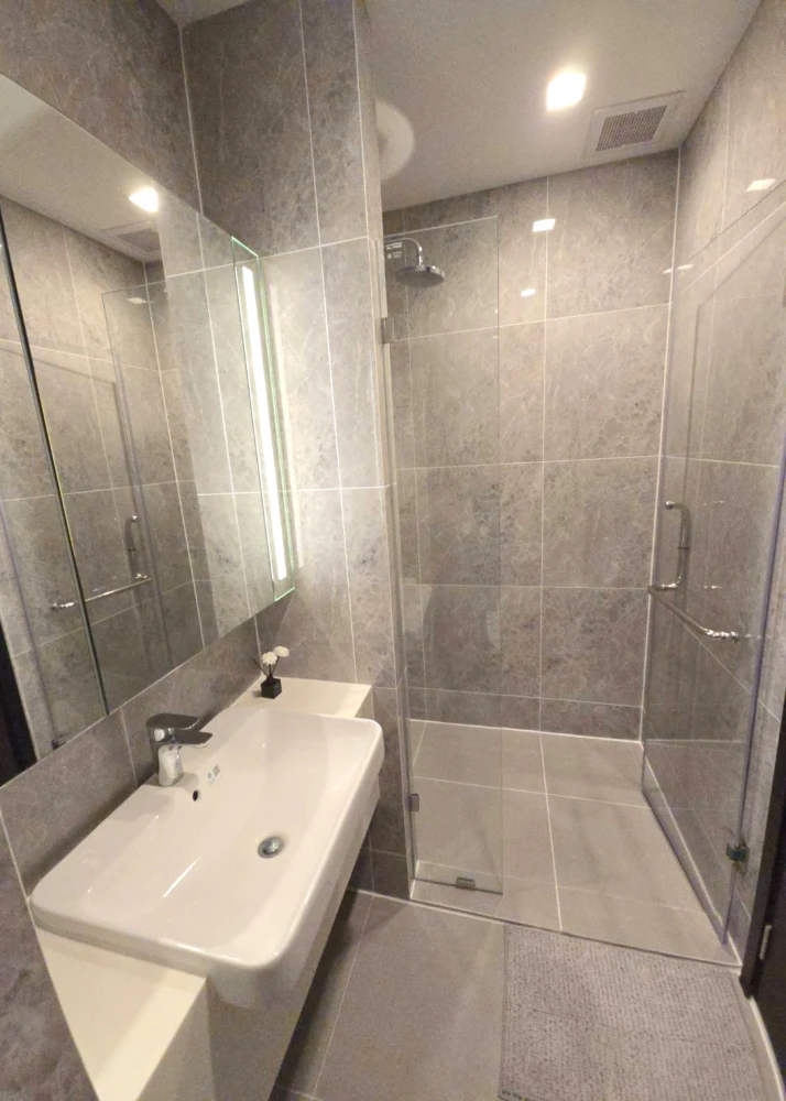 For rent: Noble Around Ari, high floor unit, beautifully decorated with built-in furniture, offering stunning views of the Pearl Bangkok skyscraper in