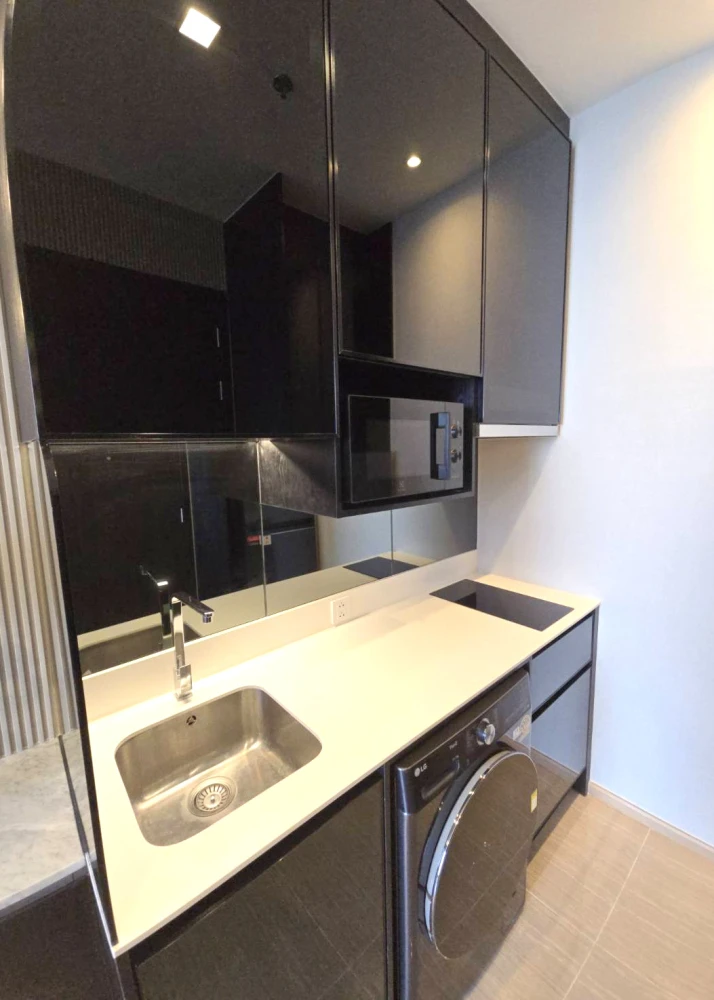 For rent: Noble Around Ari, high floor unit, beautifully decorated with built-in furniture, offering stunning views of the Pearl Bangkok skyscraper in