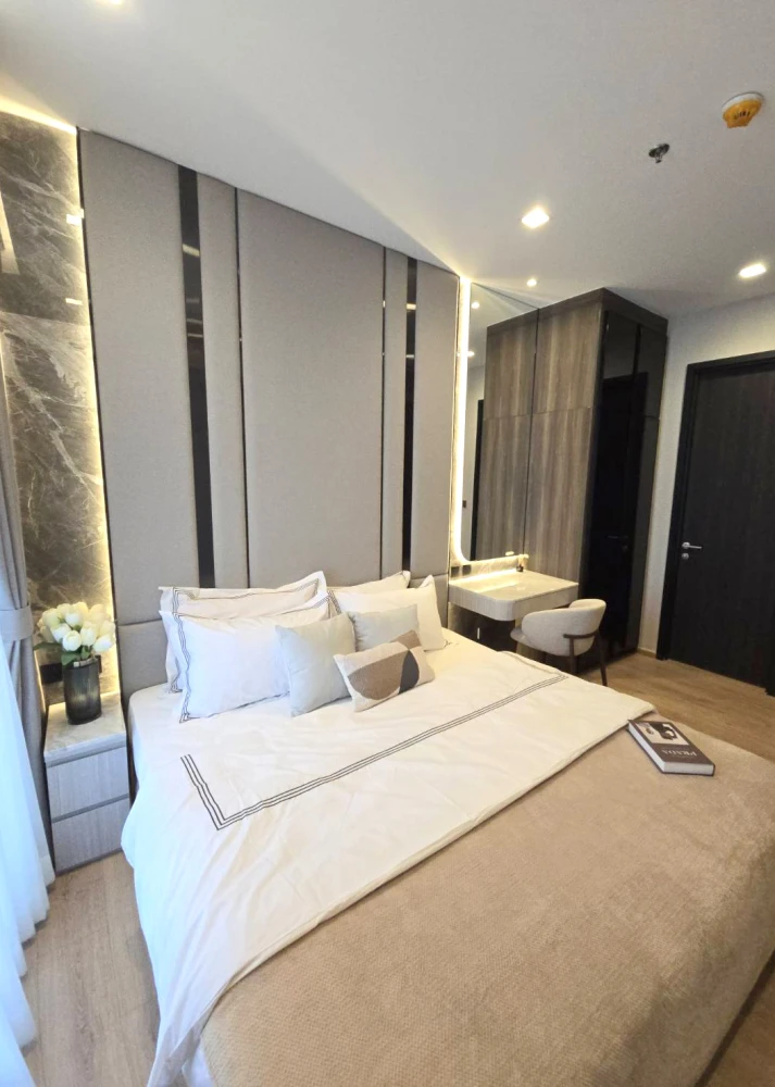 For rent: Noble Around Ari, high floor unit, beautifully decorated with built-in furniture, offering stunning views of the Pearl Bangkok skyscraper in