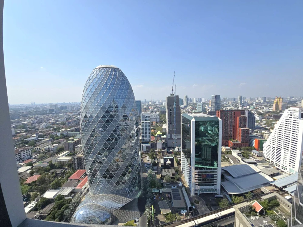 For rent: Noble Around Ari, high floor unit, beautifully decorated with built-in furniture, offering stunning views of the Pearl Bangkok skyscraper in