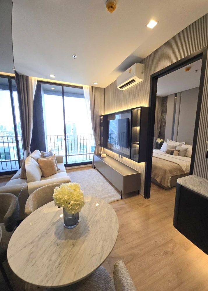 For rent: Noble Around Ari, high floor unit, beautifully decorated with built-in furniture, offering stunning views of the Pearl Bangkok skyscraper in