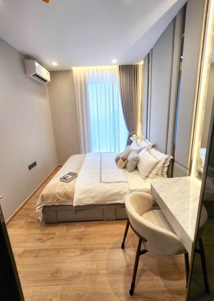 For rent: Noble Around Ari, high floor unit, beautifully decorated with built-in furniture, offering stunning views of the Pearl Bangkok skyscraper in