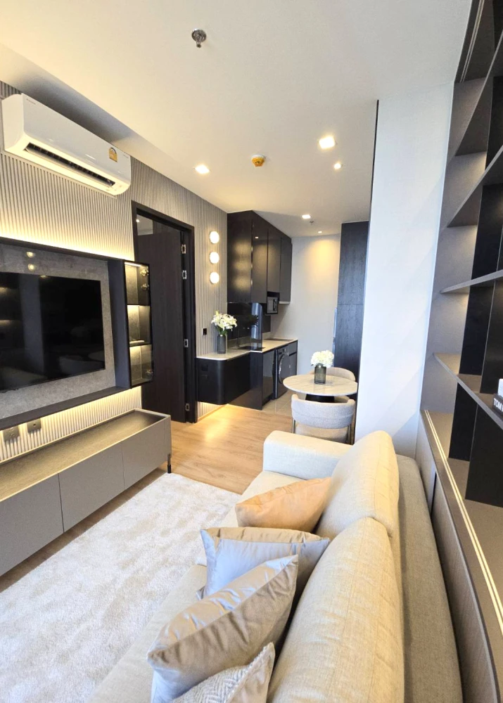 For rent: Noble Around Ari, high floor unit, beautifully decorated with built-in furniture, offering stunning views of the Pearl Bangkok skyscraper in