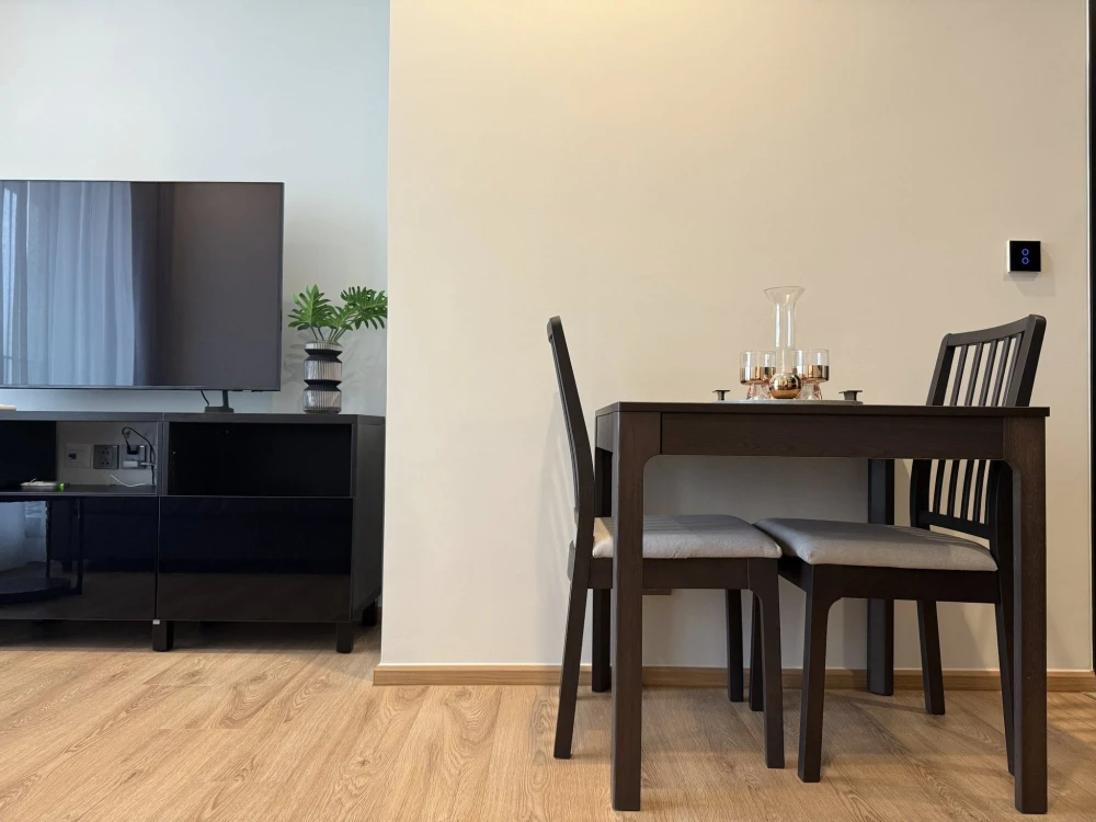 For rent: Noble Around Ari, corner room, not crowded, decorated in a cool tone, comes with a full set of furniture, book now!