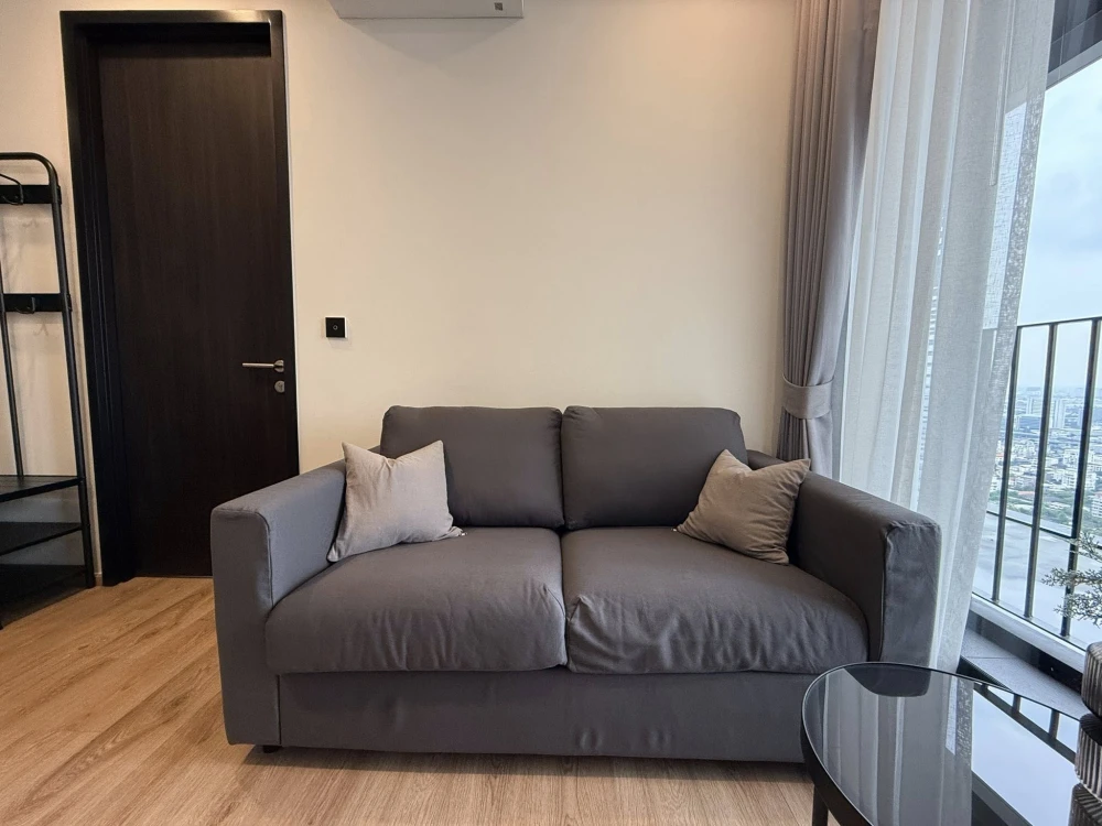 For rent: Noble Around Ari, corner room, not crowded, decorated in a cool tone, comes with a full set of furniture, book now!