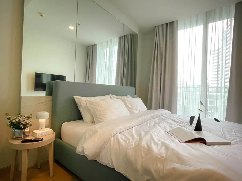 For Rent: NOBLE AROUND SUKHUMVIT 33 (Rare Item) — The largest unit in the project. Features a garden view and an open, unobstructed outlook. Book now!