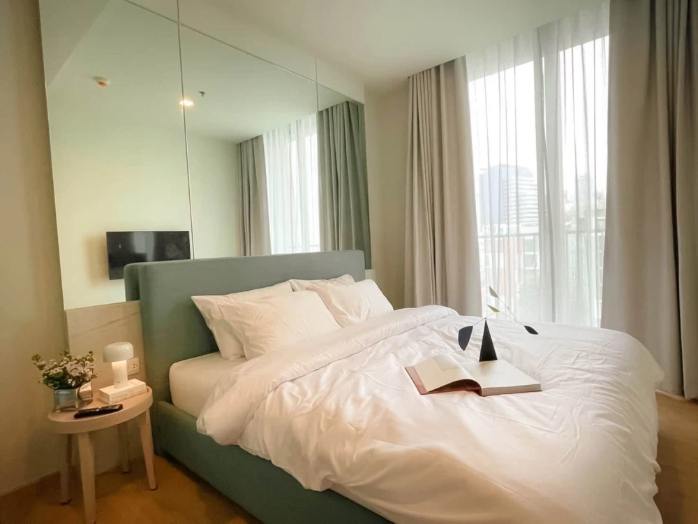 For Rent: NOBLE AROUND SUKHUMVIT 33 (Rare Item) — The largest unit in the project. Features a garden view and an open, unobstructed outlook. Book now!
