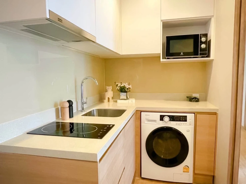 For Rent: NOBLE AROUND SUKHUMVIT 33 (Rare Item) — The largest unit in the project. Features a garden view and an open, unobstructed outlook. Book now!