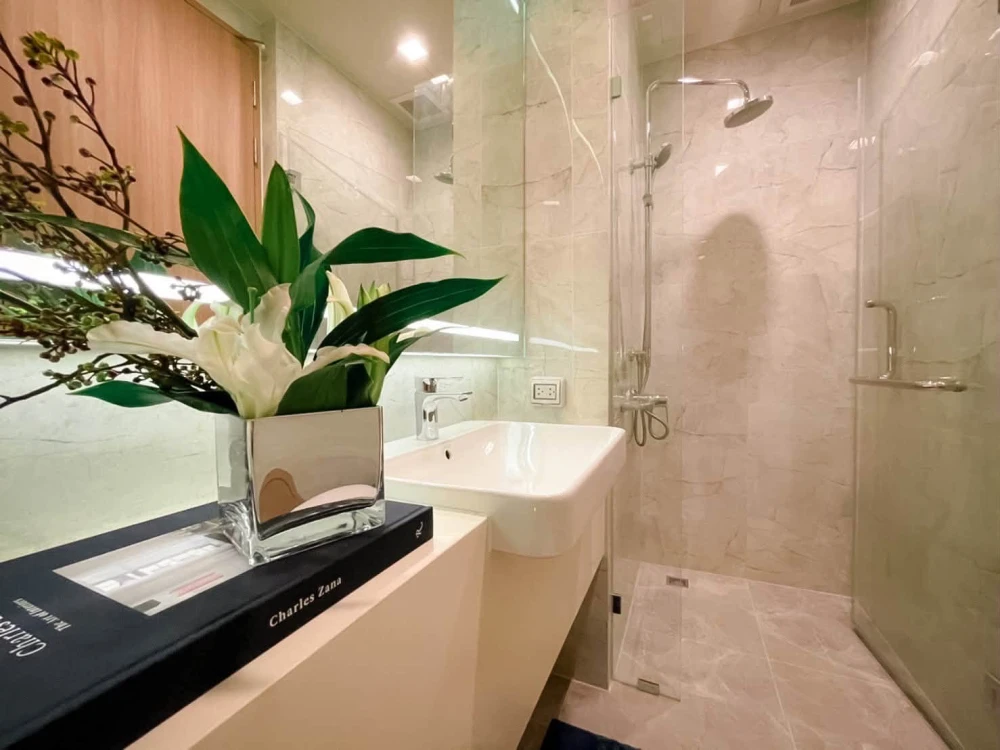 For Rent: NOBLE AROUND SUKHUMVIT 33 (Rare Item) — The largest unit in the project. Features a garden view and an open, unobstructed outlook. Book now!
