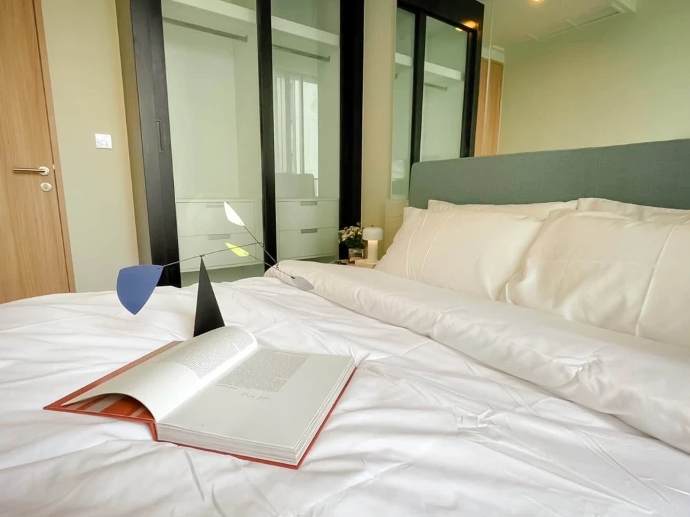 For Rent: NOBLE AROUND SUKHUMVIT 33 (Rare Item) — The largest unit in the project. Features a garden view and an open, unobstructed outlook. Book now!