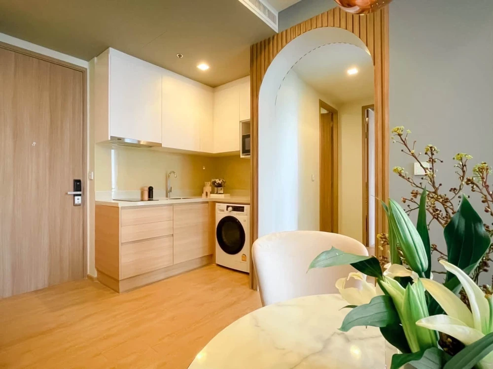 For Rent: NOBLE AROUND SUKHUMVIT 33 (Rare Item) — The largest unit in the project. Features a garden view and an open, unobstructed outlook. Book now!