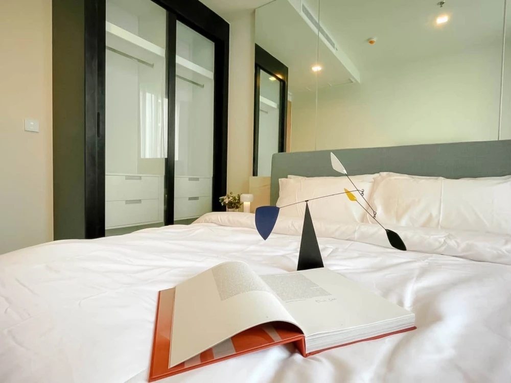 For Rent: NOBLE AROUND SUKHUMVIT 33 (Rare Item) — The largest unit in the project. Features a garden view and an open, unobstructed outlook. Book now!